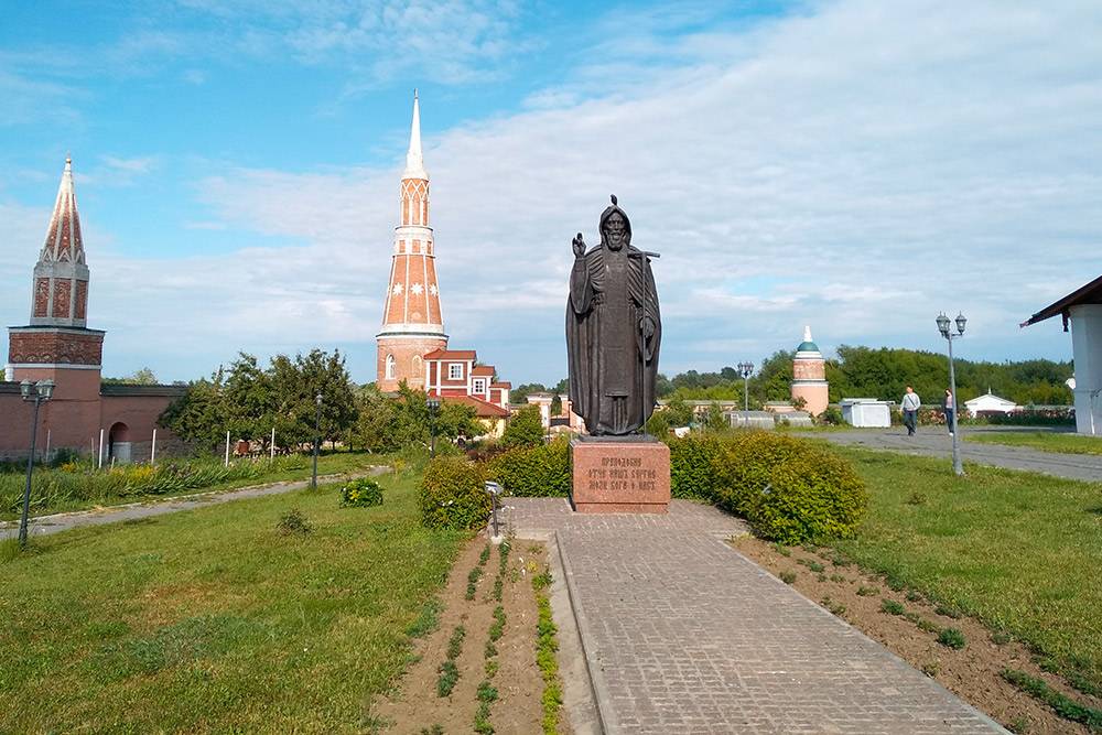 Больше всего мне нравятся псевдоготические башенки 1778&nbsp;года. Монастырь строился этапами в течение долгого времени, поэтому архитектурные стили здесь смешались. На переднем плане — памятник Сергию Радонежскому