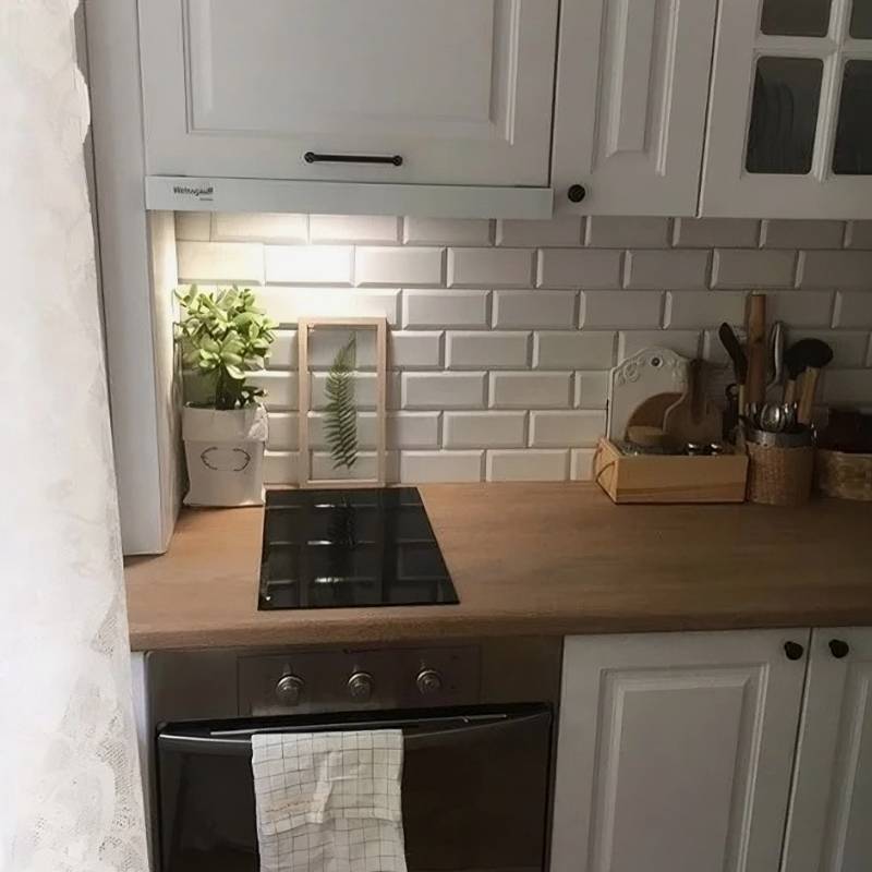 Выдвижная вытяжка на небольшой кухне. Источник: DESING FLATROOM / «Яндекс-дзен»