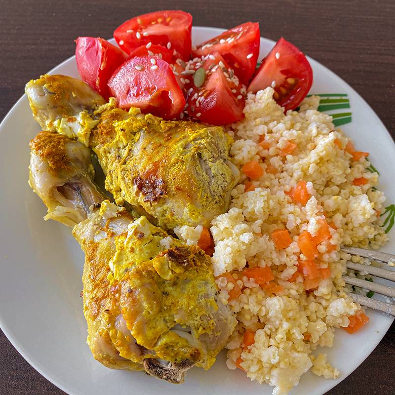 Обед: курица с пшенной кашей и помидорами