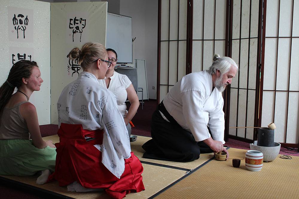 Владимир Кузнецов проводит чайную церемонию в отделе японской культуры. Обычно участники надевают на занятия свободную одежду: во время мероприятия нужно сидеть на коленях