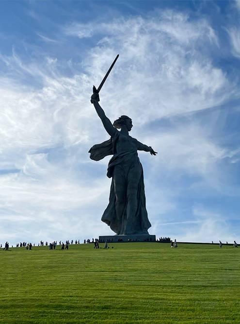 Вес памятника — 8000&nbsp;тонн