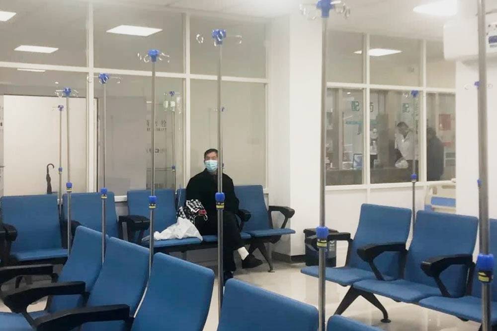 Меня очень позабавил этот зал в местном госпитале. Там сидят и общаются люди, которым поставили капельницу