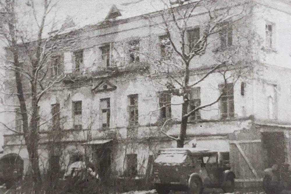 Так выглядел дворец Александра Первого в 1942&nbsp;году. Сейчас от него остались одни руины. Источник:&nbsp;pastvu.com