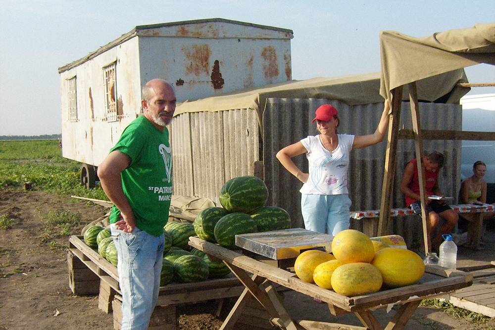 В сентябре заезжаем на местную бахчу, чтобы выбрать арбузы и дыни. За 12-килограммовый арбуз отдали всего 120 <span class=ruble>Р</span>