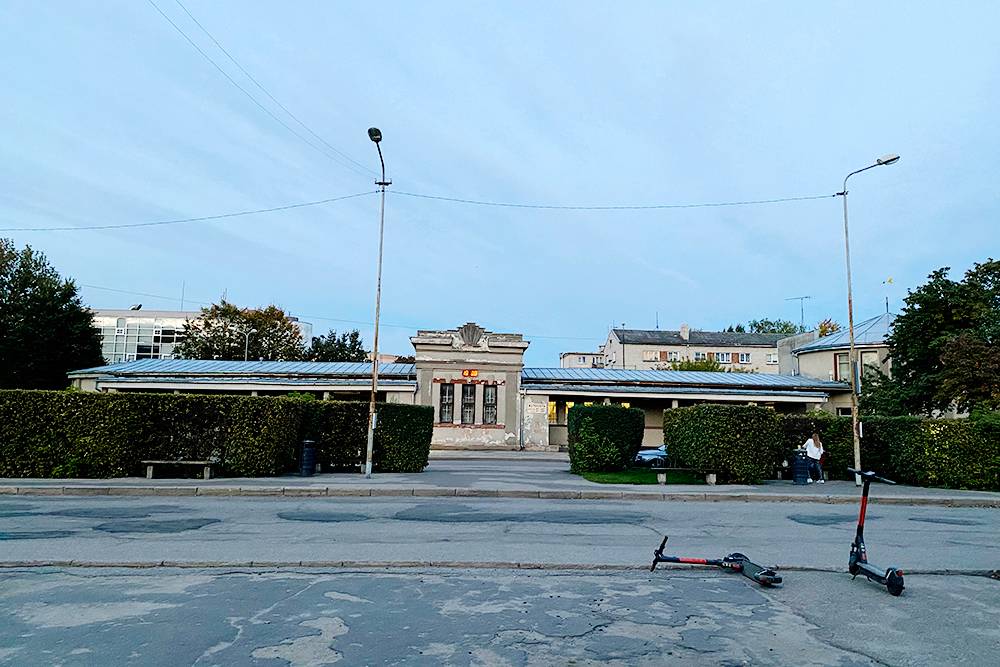 Автовокзал Елгавы и площадь перед ним