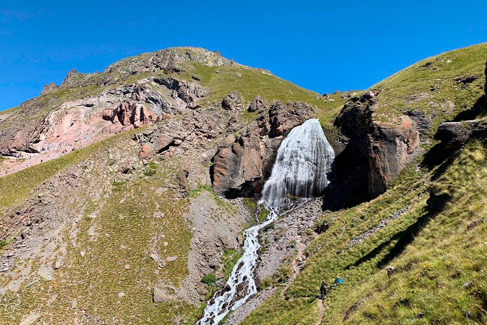 Водопад Девичьи Косы полноводнее всего весной, когда тают снега и вода с ледников устремляется вниз. Летом и осенью воды чуть меньше, а зимой здесь все в снегу и во льду