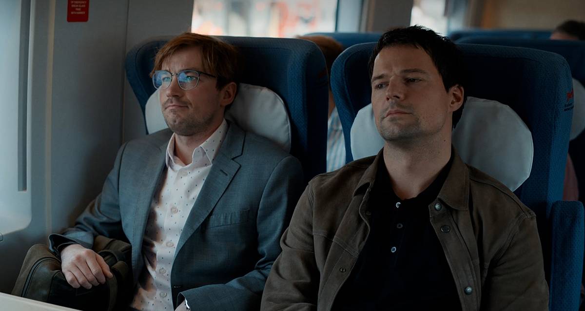 Сериал «Надвое» с Данилой Козловским и Александром Петровым доступен и в more.tv Originals, и в Wink Originals. Источник: more.tv