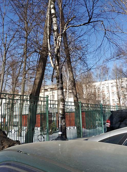 Антенну крепят к крыше автомобиля магнитом — теоретически на высокой скорости она может оторваться
