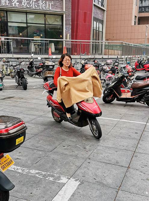 Китайцы перемещаются по городу на скутерах и зимой, и летом