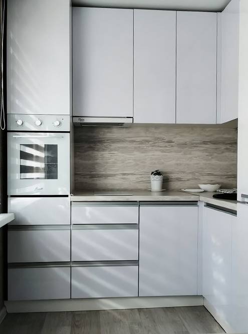 Белые фасады делают кухню светлее. Но их придется регулярно протирать, и они быстро загрязняются вокруг ручек. Лайфхак: если сделать врезные алюминиевые ручки, фасад будет загрязняться медленнее. Источник: сообщество «Хрущевка дизайн ремонт» во «Вконтакте»