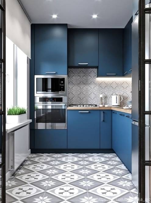 Яркие фасады хорошо смотрятся в небольших кухнях, если комбинировать их со спокойными стенами и полом. Источник: сообщество «Однушка | всё про маленькие квартиры до 50 м²» во «Вконтакте»