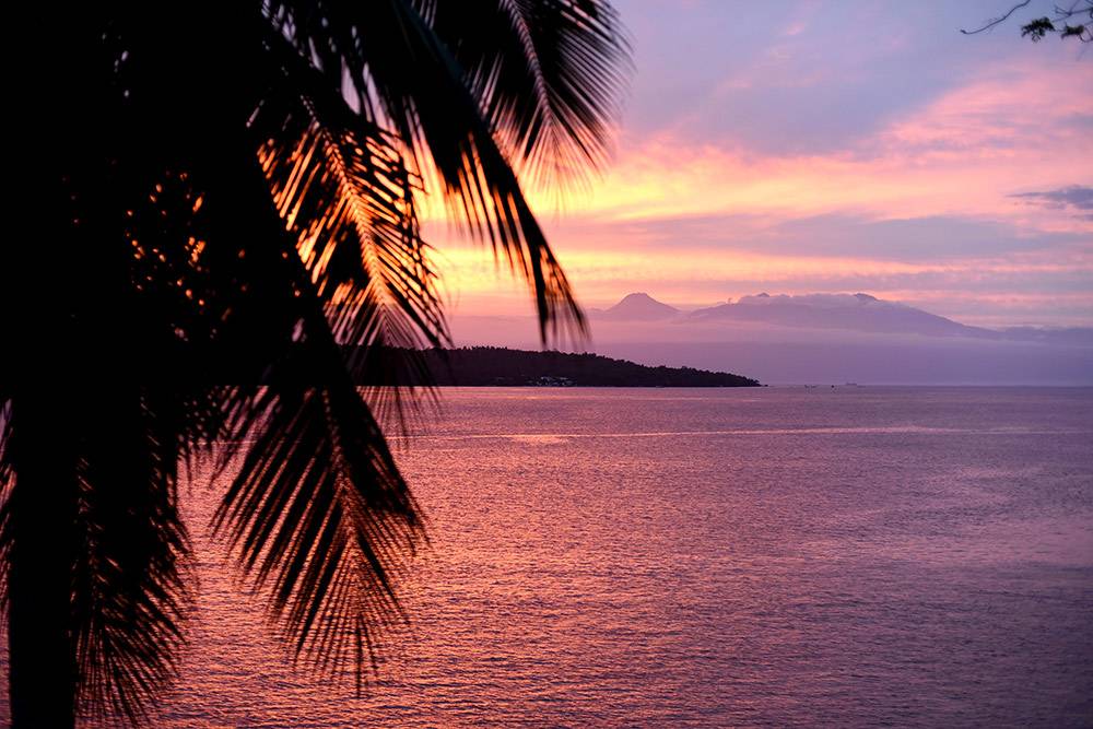Закат на острове Самал с видом на остров Таликуд и гору Апо