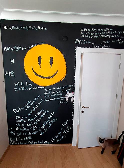 Хозяева квартиры разрешили Маше и ее друзьям разрисовать стену ее спальни. Не слышала, чтобы арендодатели позволяли такое в Москве