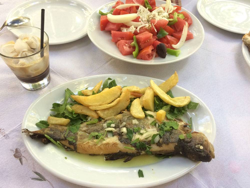 Типичный греческий обед: форель, салат и холодный кофе фраппе