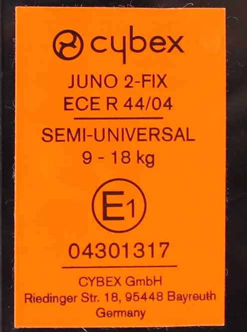 Это наклейка на нашем кресле. Тут написано название модели и что кресло полууниверсальное: из-за крепления изофикс оно подойдет не для всех машин. Указана весовая группа. Е1 в кружочке означает, что кресло прошло испытания в Германии. Под кружочком написан номер утверждения