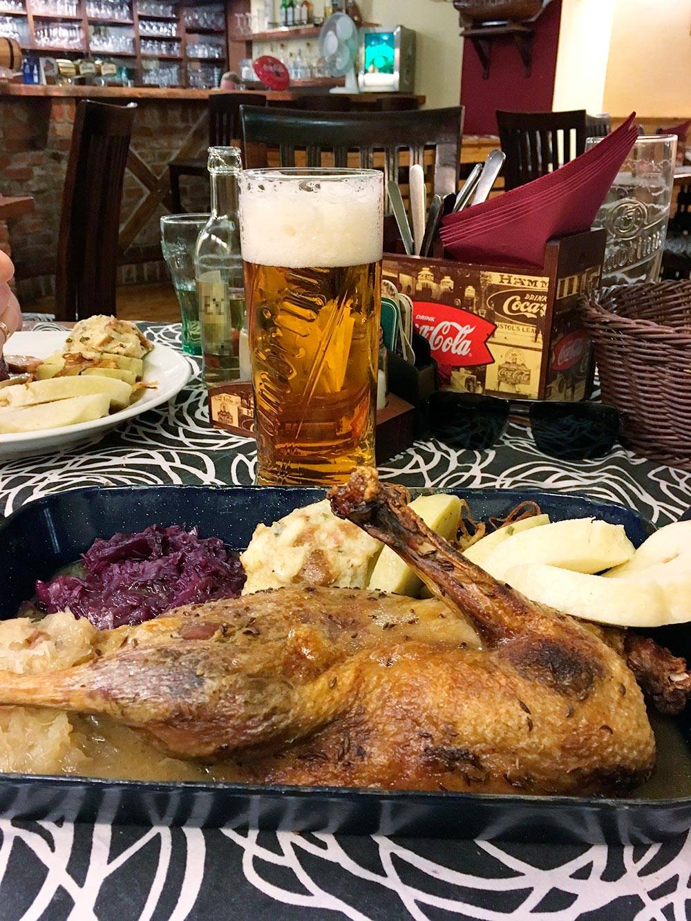 Обед в Чехии: половина утки, клецки кнедлики, капуста и пиво