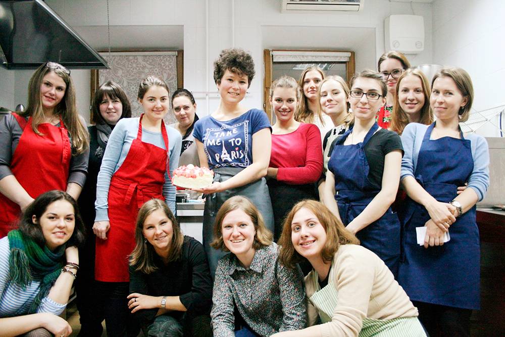 Мой первый мастер-класс в&nbsp;Москве. Мы готовили бисквитный торт. Неожиданно пришло много людей