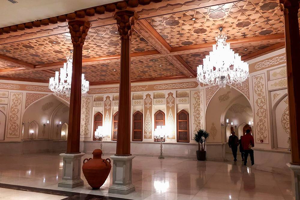 Некоторые залы «Иран-молла» больше похожи на дворец, чем на помещения торгового центра