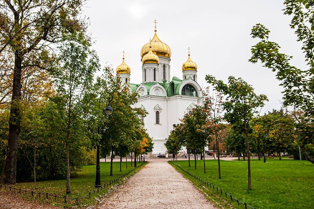 На месте собора когда-то стоял памятник Ленину
