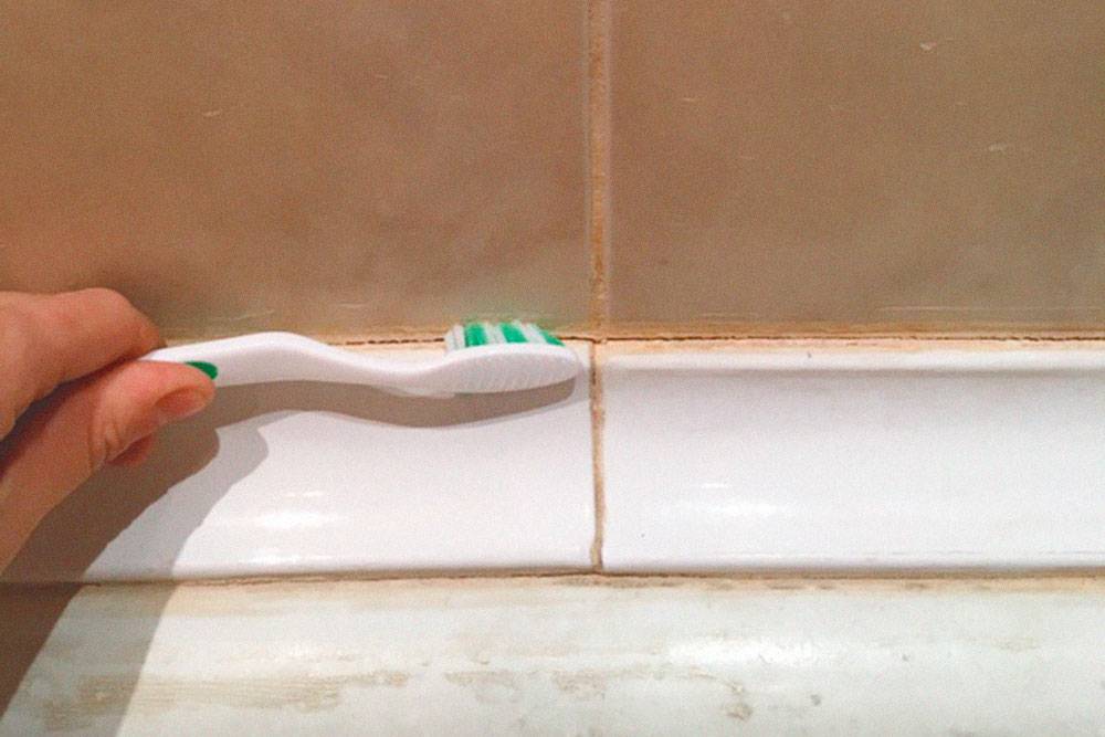 Щетина зубной щетки хорошо прочищает все тонкие швы в ванной