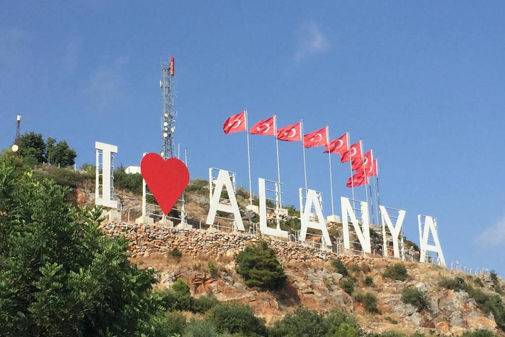 Так выглядят буквы I love Alanya вблизи