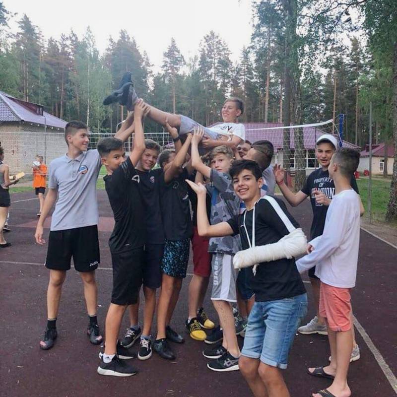 С гипсом после перелома, в спортивном лагере «Факел»