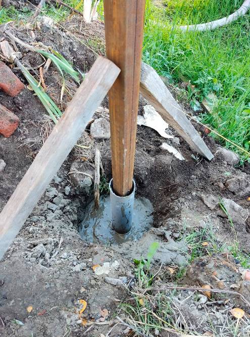 Раствор заливали в яму примерно наполовину, затем на столб надевали канализационную трубу длиной около 66 см и бетонировали уже полость этой трубы