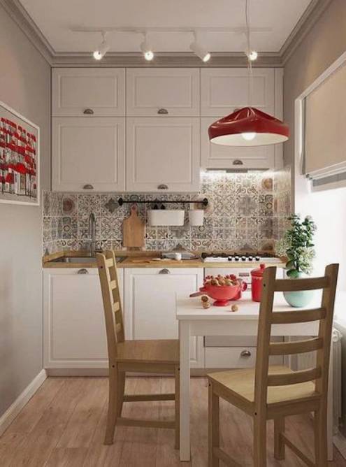 Стол подсвечен люстрой, гарнитур — софитами на рейлинге, а рабочая поверхность — LED-лентой. Источник: interiior_dreams / ivd.ru