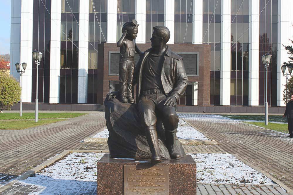 Скульптуру «По стопам отца» установили в 2017&nbsp;году. И здесь главный герой — шахтер. На заднем плане — административное здание «Распадской угольной компании»