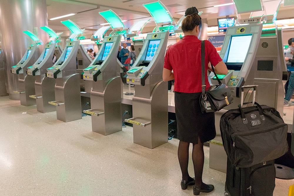 Терминалы автоматического паспортного контроля в Лос-Анджелесе. Источник: ShutterStockStudio / Shutterstock