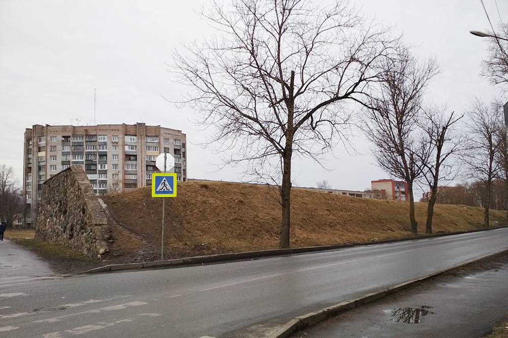 Вал на пересечении улиц Новолучанская и Черняховского. Девятиэтажка стоит за пределами вала