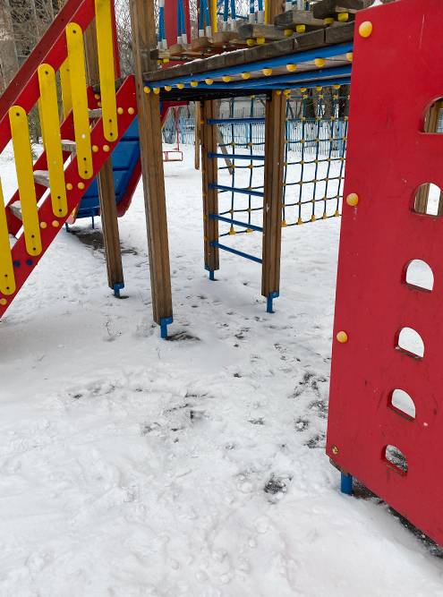 Снега немного, но на детской площадке хватает