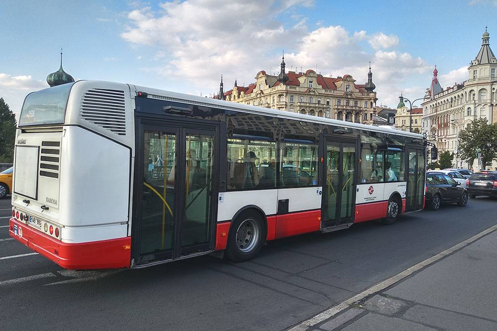 В центре автобусов — складные сиденья, чтобы поместились пассажиры с детскими колясками, и специальные места для людей на инвалидных колясках