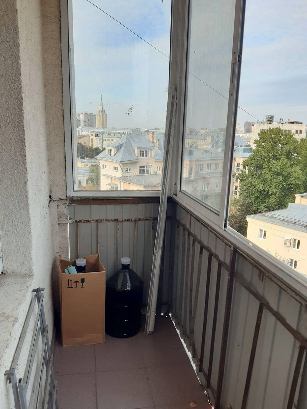 Балкон до хоумстейджинга. Старое ограждение и предметы непонятного назначения — балкон выглядит как склад ненужных вещей