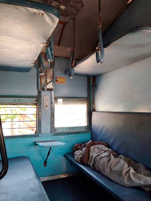 Спальный вагон похож на российский плацкартный, но грязнее и вместо двух полок — три
