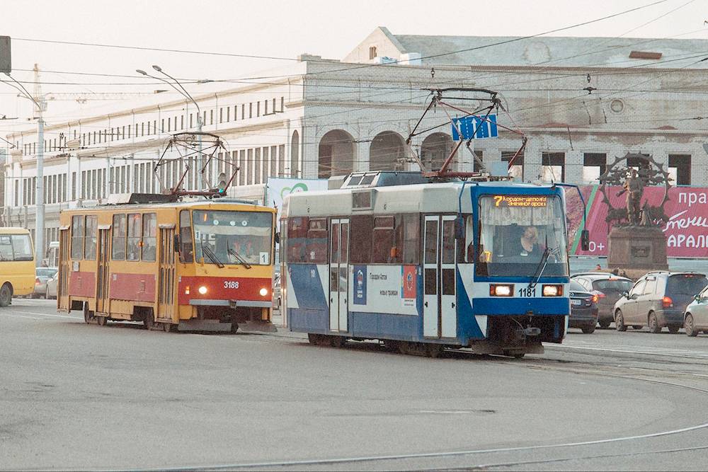 В Барнауле, как&nbsp;и во многих городах России, еще на ходу старые чехословацкие «Татры». Есть и новые трамваи. Фото: Даша Белкина