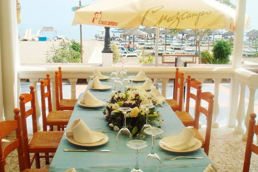 Сервированный стол для&nbsp;свадебного обеда в ресторане на первой линии пляжа