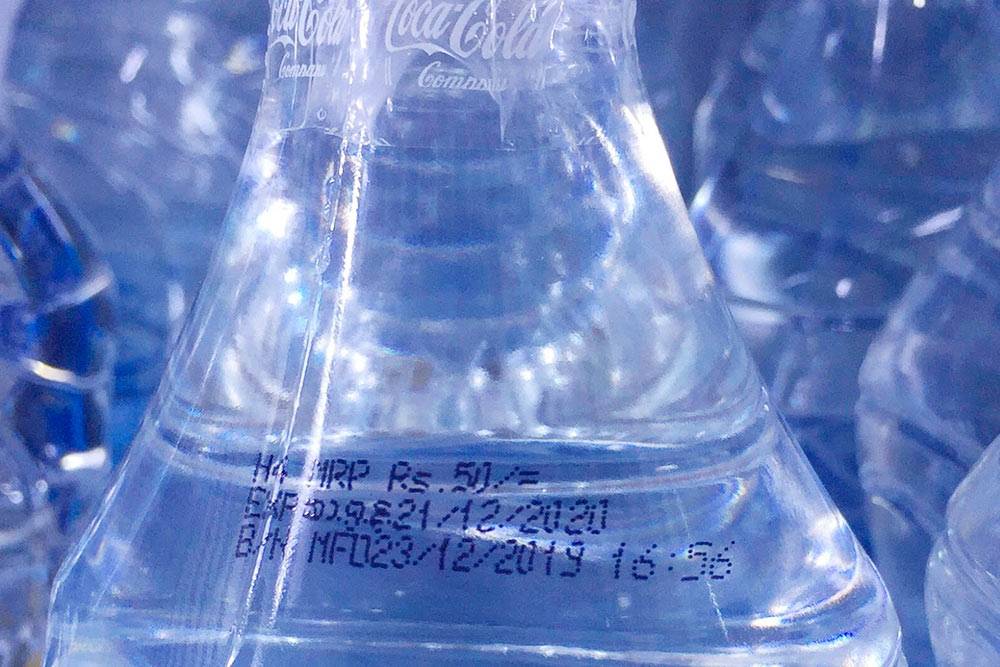 Цена, напечатанная на бутылке с водой. Местная Bonaqua от Coca-Cola здесь называется Kinley