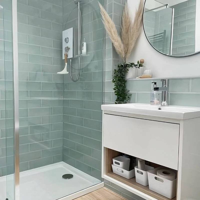 Зеленая ванная в спокойном и сложном оттенке выглядит совершенно иначе, чем в ярком. Источник:&nbsp;allatyvrovski / Pinterest