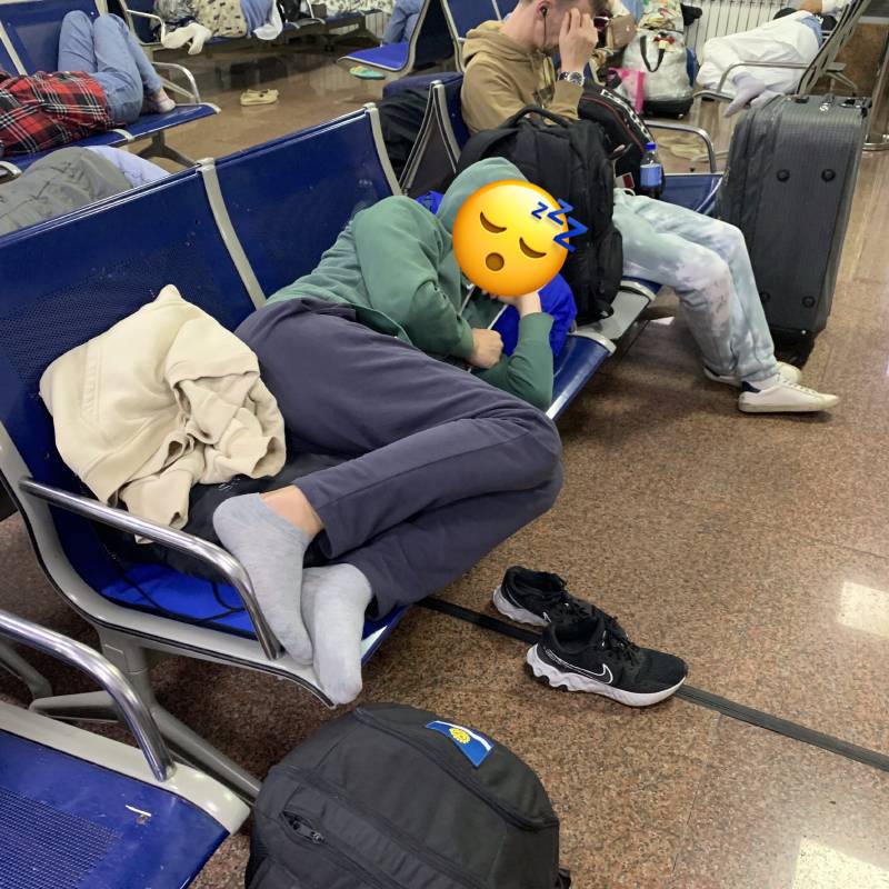 В аэропорту брат заснул первым
