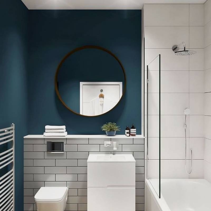 Самая простая белая прямоугольная плитка вокруг ванны и стена глубокого синего цвета выглядят значительно лучше, чем рисунки и узоры. сточник:&nbsp;abysswalkermail / Pinterest