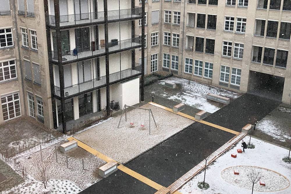 Это примерно весь снег, который выпал в Берлине зимой 2018—2019. Немцы быстро лепят из него снеговиков-грязевиков размером с кошку. В середине февраля в городе уже было +10 °C