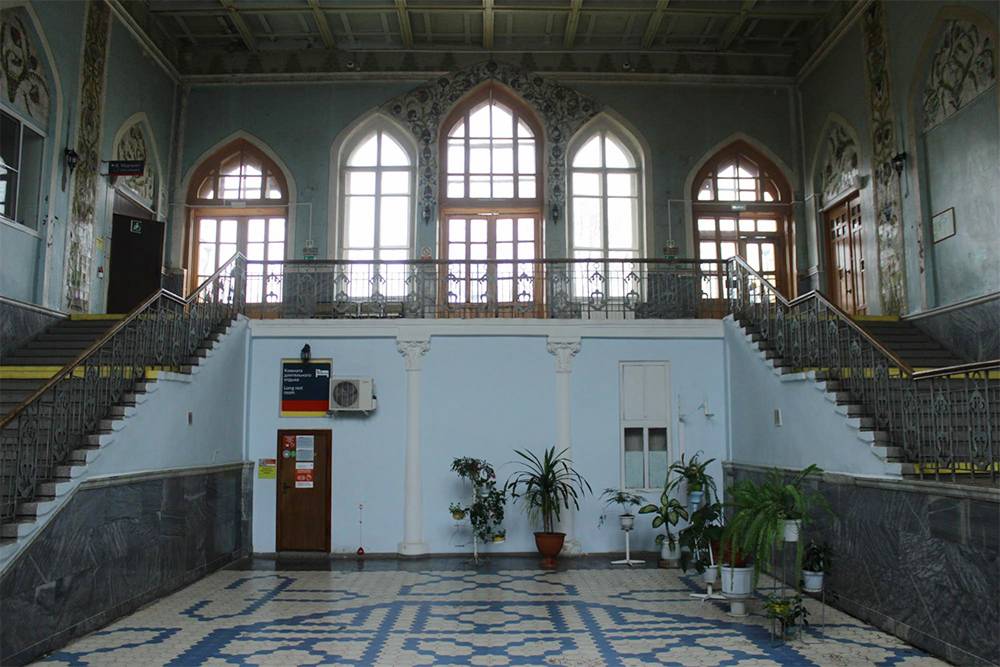 Внутри старого здания железнодорожного вокзала Астрахани