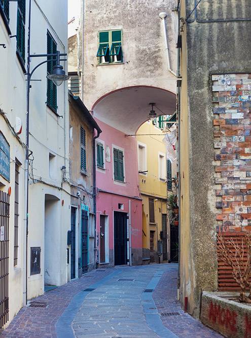 Яркие и красивые улочки Генуи на фото в статьях о путешествиях. Источник: patronestaff / Shutterstock