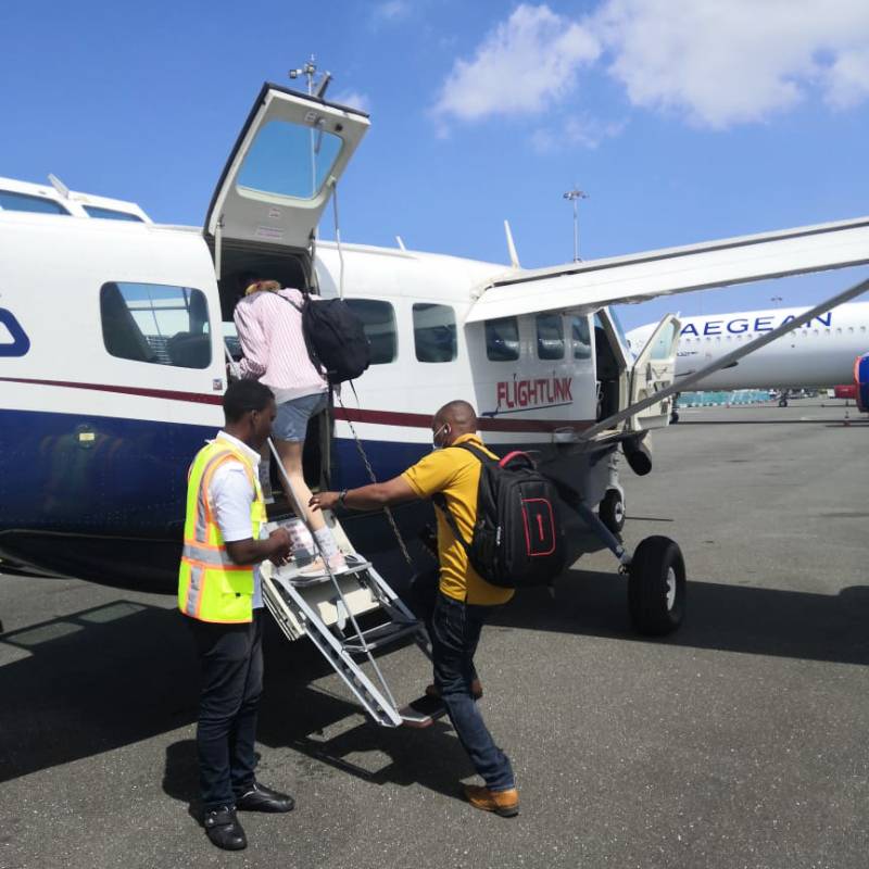 На таких самолетах обычно перемещаются внутри страны. Это&nbsp;Cessna 208&nbsp;Caravan