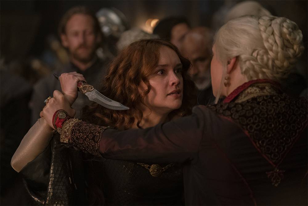 Алисента держит в руке тот&nbsp;же кинжал, которым через столетия Арья убьет Короля Ночи. Источник: HBO
