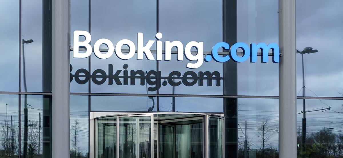 Booking и Airbnb приостановили бронирования в России и Беларуси