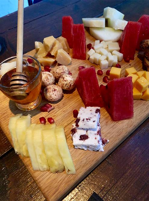 Сырно-фруктовая тарелка в баре Lab. за 17 €