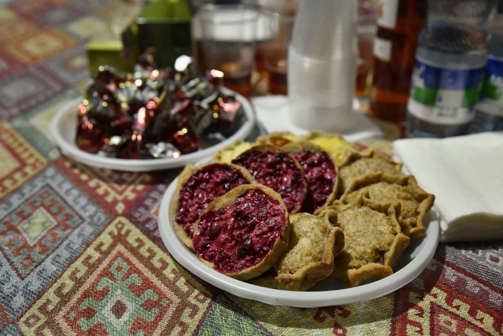 В чуме турбазы угощают шаньгами — традиционными для местной кухни пирожками