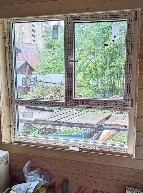 Это окно во время строительства кухни. Его размеры 1,5&nbsp;× 1,5 м